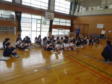 迷子にならず体育館に集合する1，2年生