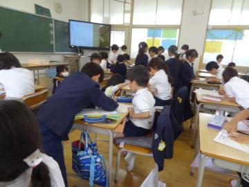 2年生といっしょに見つけたよカードをかく1年生