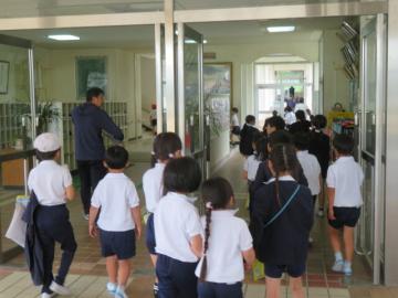 学校たんけんに出発する1，2年生