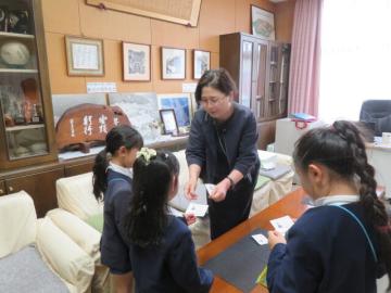 校長室で名刺をもらう1年生