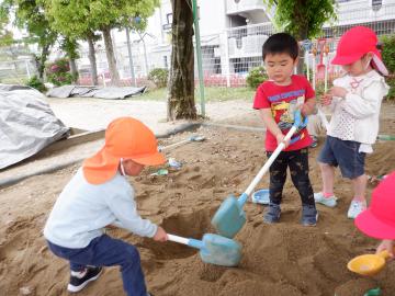 砂場で遊ぶ幼児