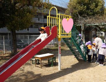 すべり台を滑る幼児