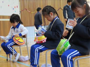 嬉しそうにプレゼントを見つめる1年生
