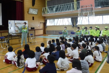 安全教室で話を聴く児童の姿