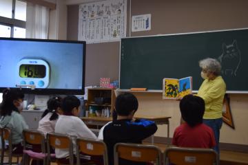 読み聞かせです