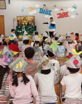 五月人形を見る幼児