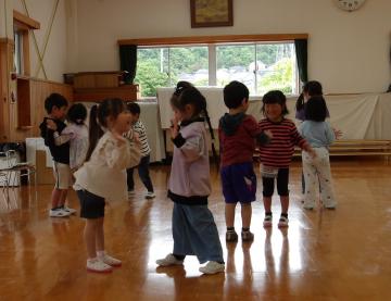 押し相撲をする幼児