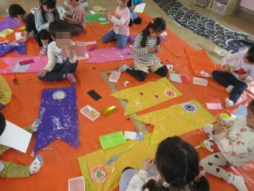 こいのぼり製作をする幼児