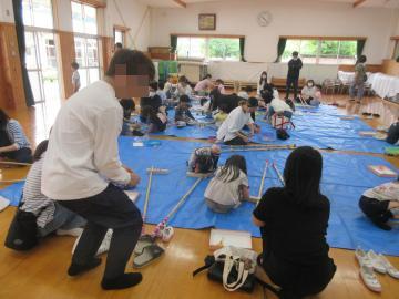 親子で竹馬をつくる幼児