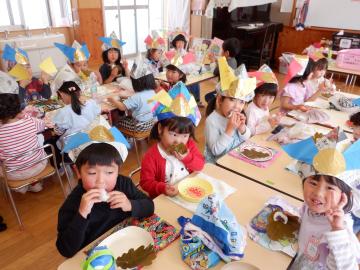 柏餅を食べる幼児