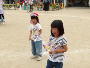 風車で遊ぶ幼児