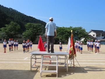 開会式に参加する生徒の様子