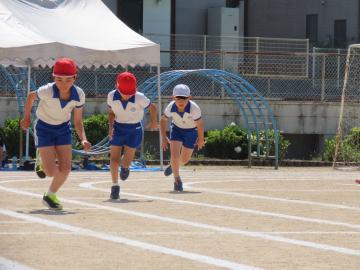 高学年リレーをする生徒の様子