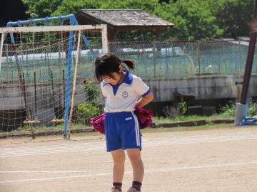 生徒が今から踊る構えをする様子