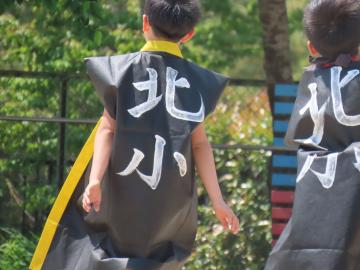 ソーラン節をする高学年の生徒の様子