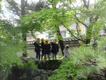 山本家の広い庭で記念撮影する参加者たちの様子
