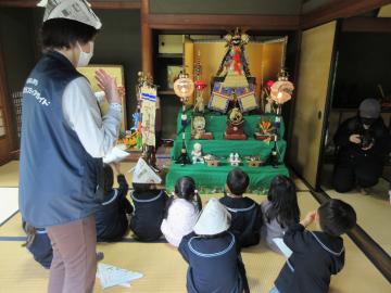 五月人形の説明を聞いている園児の様子