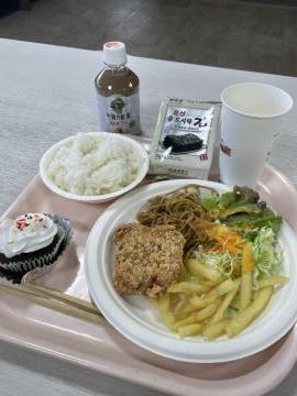 クリスマスランチの写真。トレーに主菜と副菜が盛り付けられています。