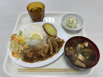 ジャークチキンと副菜の画像