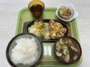 チーズタッカルビの食事セットの写真