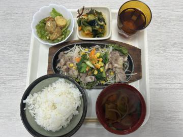 ネギ塩だれ豚肉鉄板焼の食事セットの写真