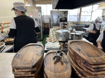 厨房で、スタッフが献立の提供を準備されている様子