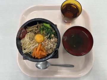 トレーに石焼ビビンバなどが盛り付けられている様子