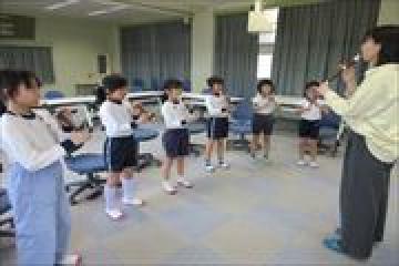 吹き方を練習する子供たち