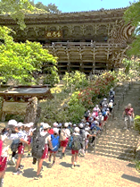 魔仁殿へ階段を登ります