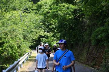 川沿いの爽やかな道を歩いていきます