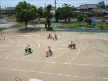 こまなし自転車で園庭を走っている様子