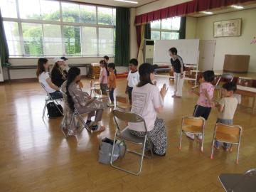 親子で英語遊びをしているところ