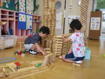 積み木で町をつくっている