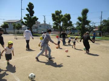 親子でサッカーをしているところ