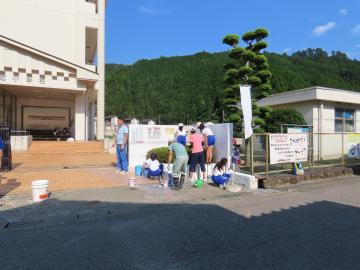 暑い中壁を白く塗っていきます