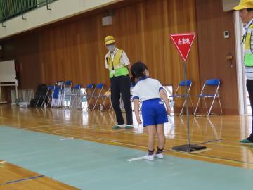 道路に出るときは右左右を見て。
