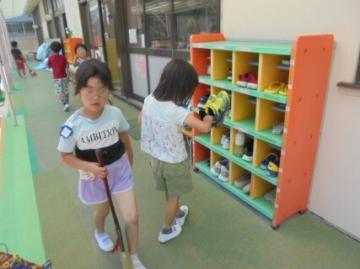 園内で靴箱の掃除をしている園児の様子