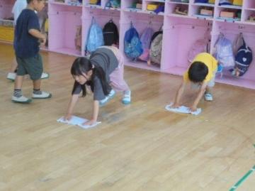 室内の床を拭いている園児の様子