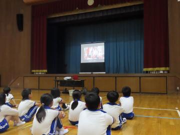 ストリートチルドレンの生活の様子を映像でみる子供達