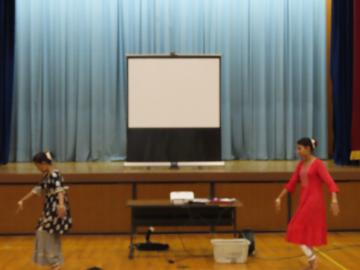 華麗な音楽と共にインド舞踊を披露してくださいました
