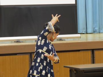 インド舞踊は指先まできれいなポーズでした