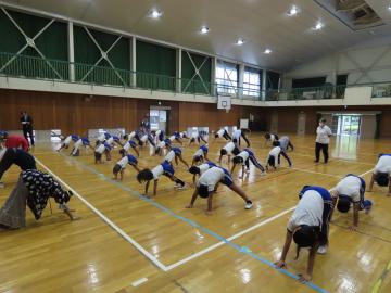 みんなでヨガのポーズをしました