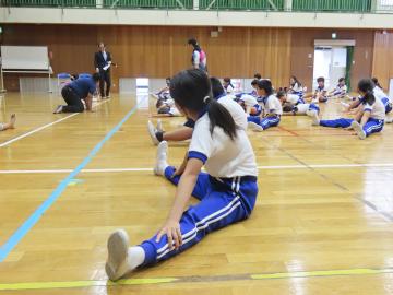 よくしている開脚もヨガのポーズです
