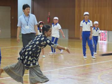 軽やかに投げる学生さん