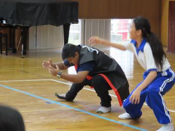 すぐに覚えてみんなと楽しく踊ってくださいました
