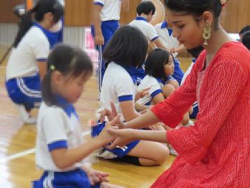 インド式の握手でさようならの挨拶です
