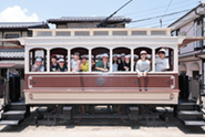 映画村の電車に入って映る児童