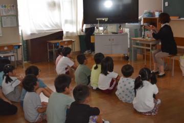 低学年　1，2年生が聞いています