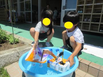 船を水に浮かべる
