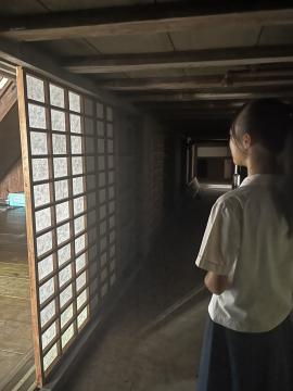 建て付けが完了した障子を感慨深げに見つめる生徒の様子
